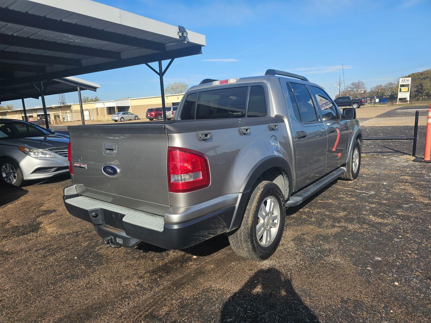 2008 SILVER Ford Explorer Sport Trac XLT 4.0L 2WD (1FMEU31E48U) with an 4.0L V6 SOHC 12V engine, 5-Speed Automatic transmission, located at 533 S Seven Points BLVD, Seven Points, TX, 75143, (430) 255-4030, 32.313999, -96.209351 - Photo#2